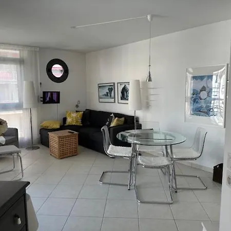 1 Bedroom Next To The Beach And Port Vauban Apartment