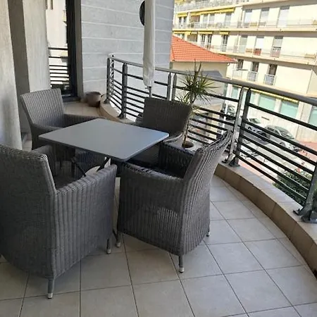 Apartment 1 Bedroom Next To The Beach And Port Vauban