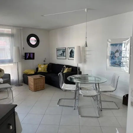 1 Bedroom Next To The Beach And Port Vauban Apartment
