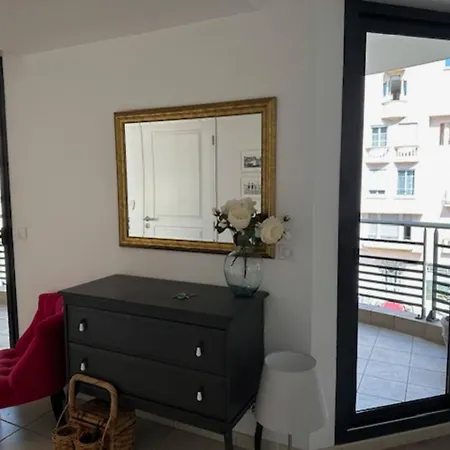 Apartment 1 Bedroom Next To The Beach And Port Vauban