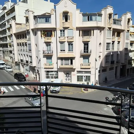 1 Bedroom Next To The Beach And Port Vauban Apartment *
